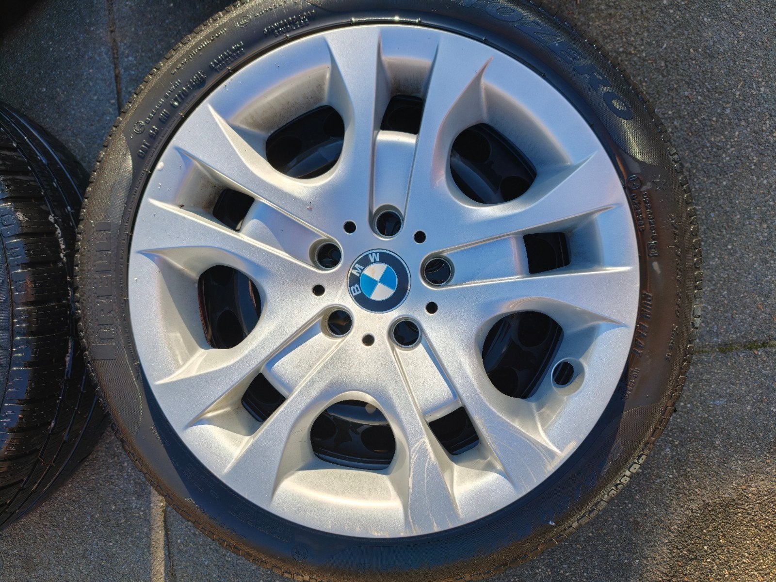 Winterbanden op stalen velg 5x120 met originele BMW doppen, Auto-onderdelen, Ophalen, Gebruikt, Banden en Velgen, 17 inch