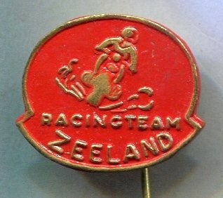 Racing Team Zeeland rood op koper speldje ( H_198a), Verzenden, Nieuw, Sport, Speldje of Pin