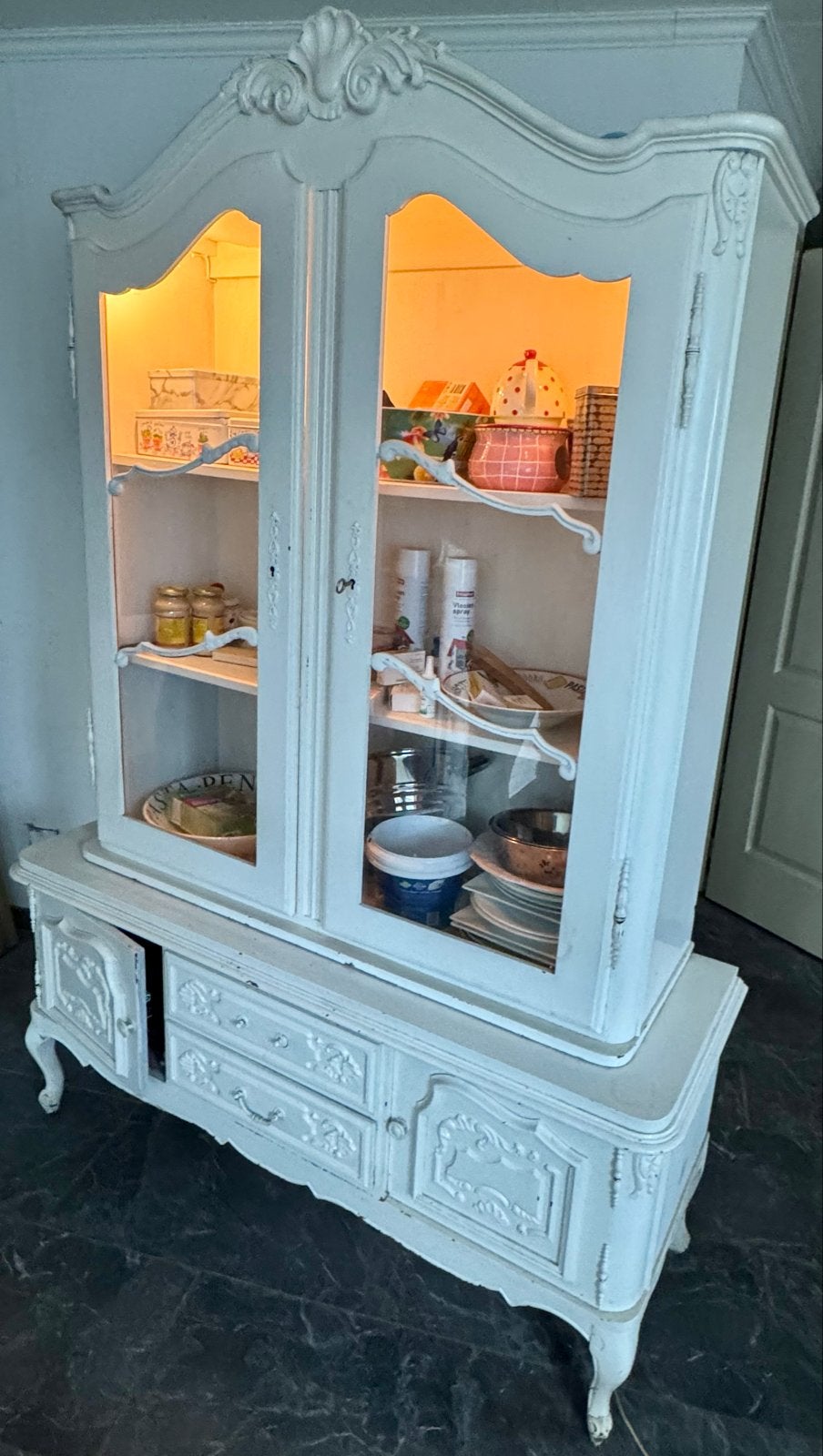 Antieke vitrinekast met verlichting - Brocante stijl, Antiek en Kunst, Antiek | Meubels | Kasten, Ophalen of Verzenden
