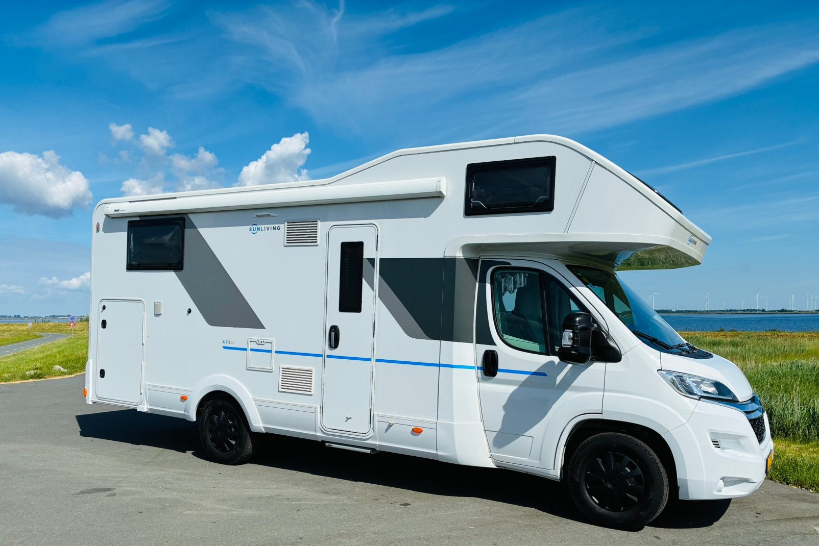 Adria Sun Living A75SL Alkoof |Nieuwe moter |Garantie 2027, Caravans en Kamperen, Alkoof, Ringverwarming, Particulier, Sun Living