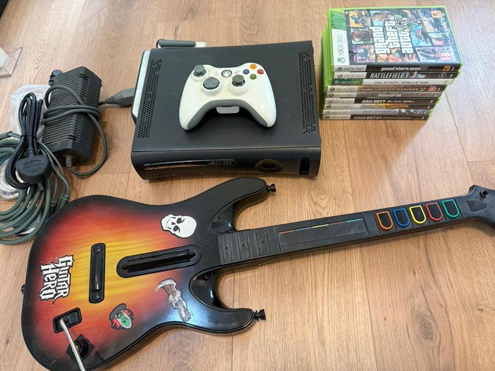XBOX360 met spellen, controler en guitarhero gitaar, Spelcomputers en Games, Spelcomputers | Xbox 360, Ophalen, 360 Arcade of Core
