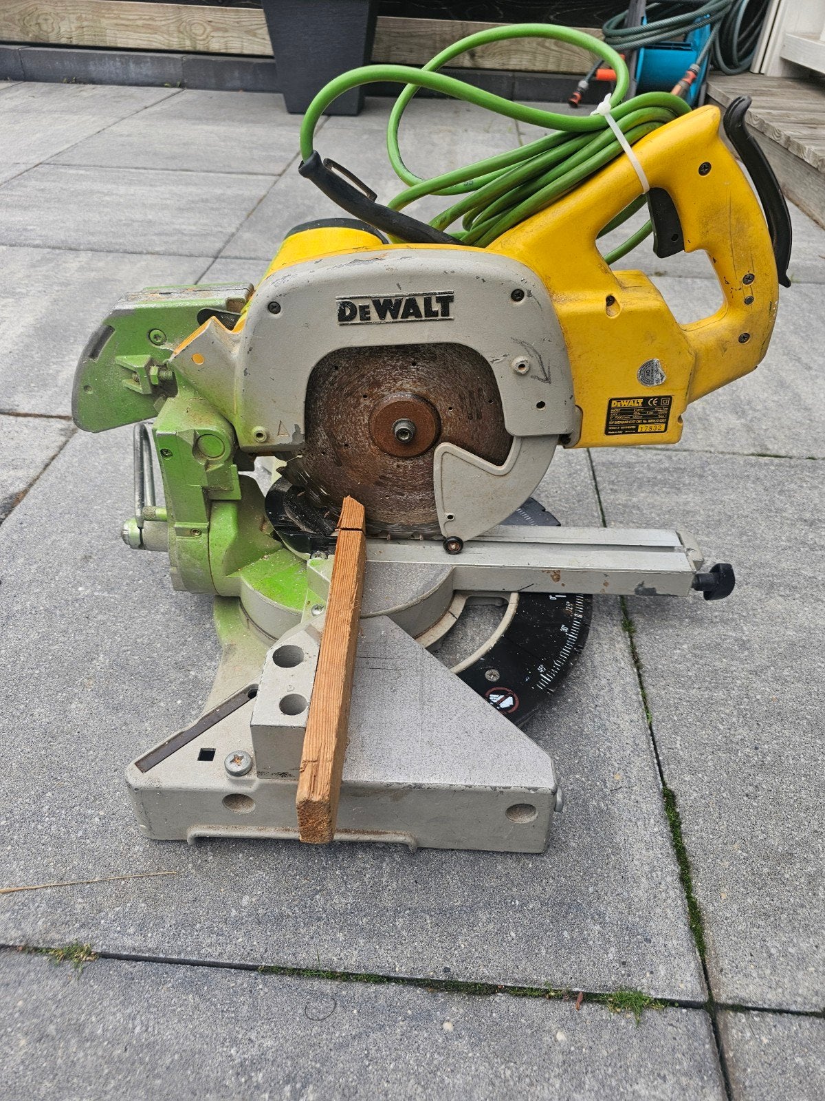 Foto 4 van DeWalt DW707 Afkortzaag 1200W - Gebruikt