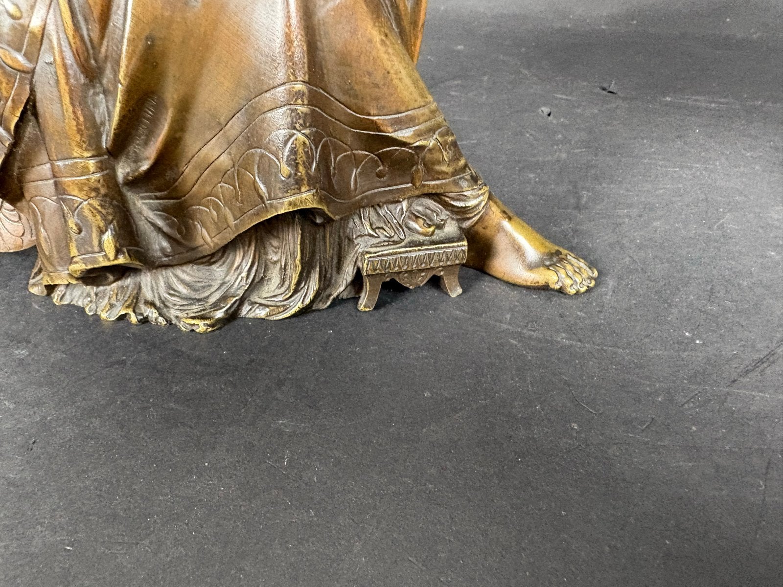 Bronzen figuur van zittende vrouw, 27 cm hoog, Antiek en Kunst, Kunst | Beelden en Houtsnijwerken, Ophalen of Verzenden, 20 - 50 cm