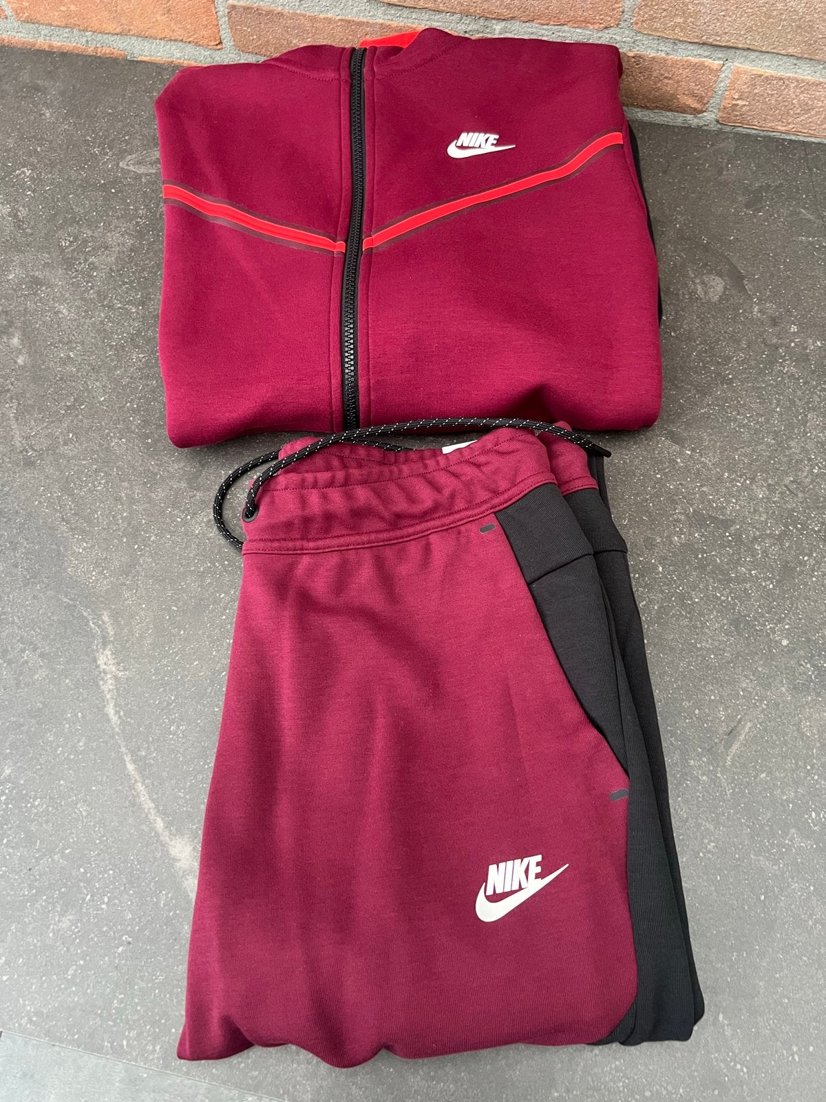 Nike Tech Fleece Trainingspak - Bordeauxrood/Zwart, Ophalen of Verzenden, Nieuw
