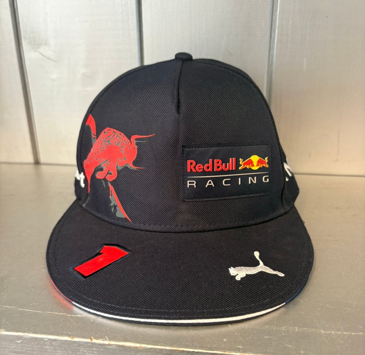 Red Bull Racing Puma Max Verstappen 2022 Flatbrim pet, Ophalen of Verzenden, Zo goed als nieuw, One size fits all, Pet