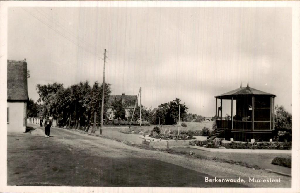Berkenwoude - Muziektent - Dorpsgezicht, Verzamelen, Ophalen of Verzenden, 1940 tot 1960, Gelopen, Zuid-Holland