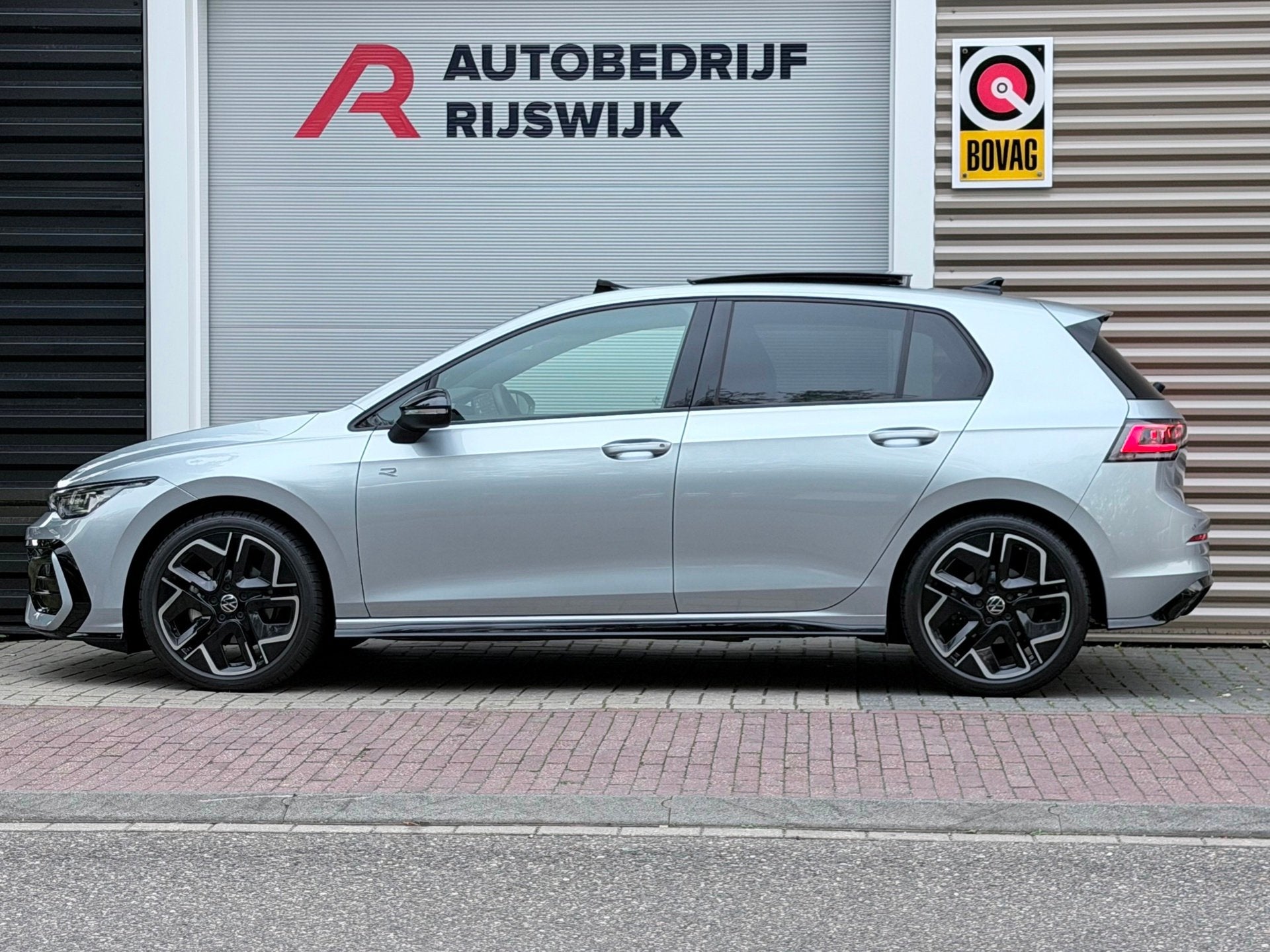 Foto 2 van Volkswagen GOLF 1.5 eTSI R-Line Pano/HuD/IQ.Light/Camera