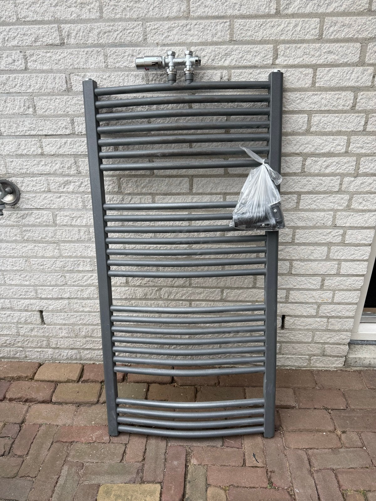 Grijze design radiator 120x60 cm met thermostaatkraan, Radiator, Ophalen of Verzenden, Zo goed als nieuw, 60 tot 150 cm