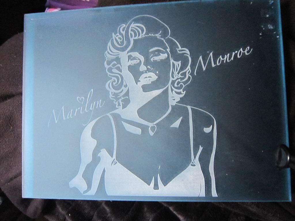 Marilyn MONROE, Mooi Blauwe Plastic plaat met haar  portret, Verzamelen, Ophalen of Verzenden, Gebruikt, Film, Overige typen