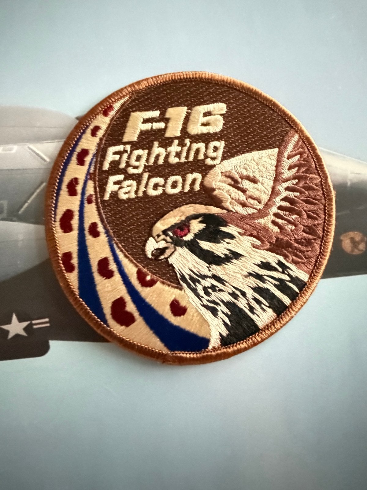 F-16 Fighting Falcon Patch bruin friese vlag Rnlaf 322 sqn, Ophalen of Verzenden, Luchtmacht, Nederland, Embleem of Badge