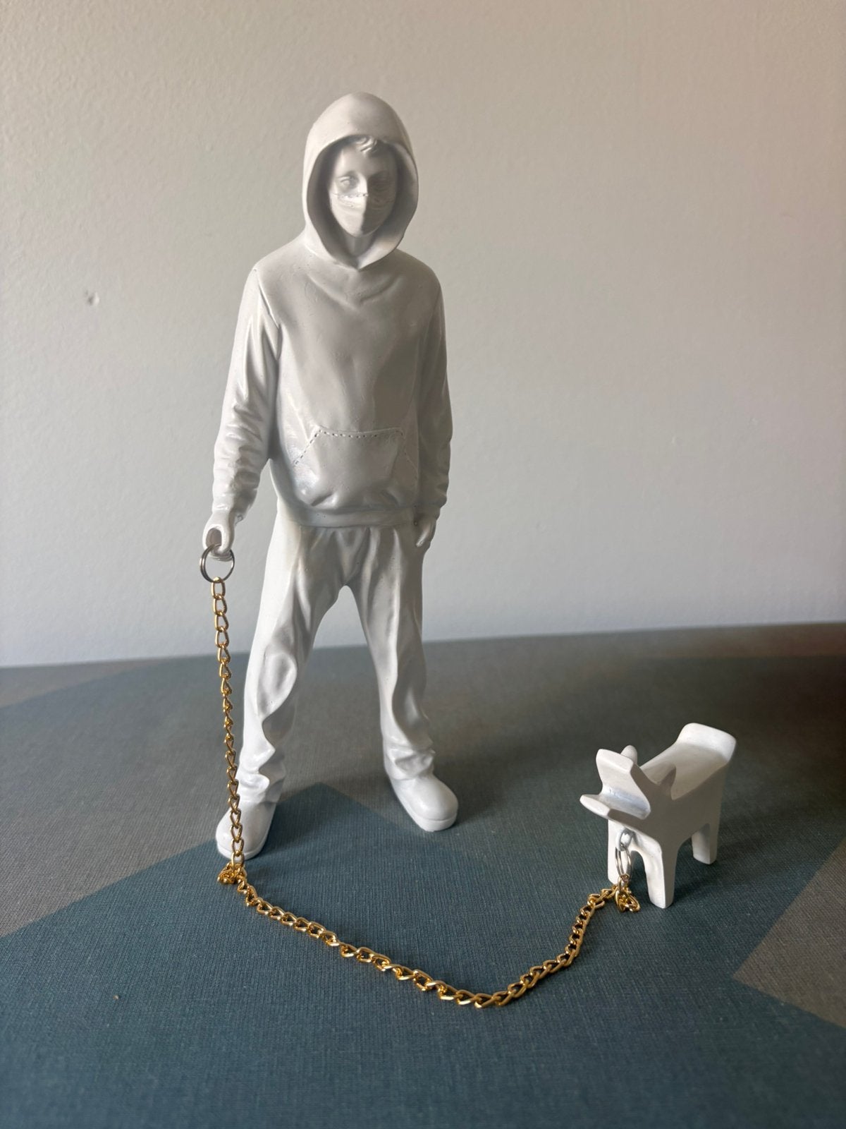 Beeldje man met hond aan riem, Bansky replica, Ophalen of Verzenden, Zo goed als nieuw