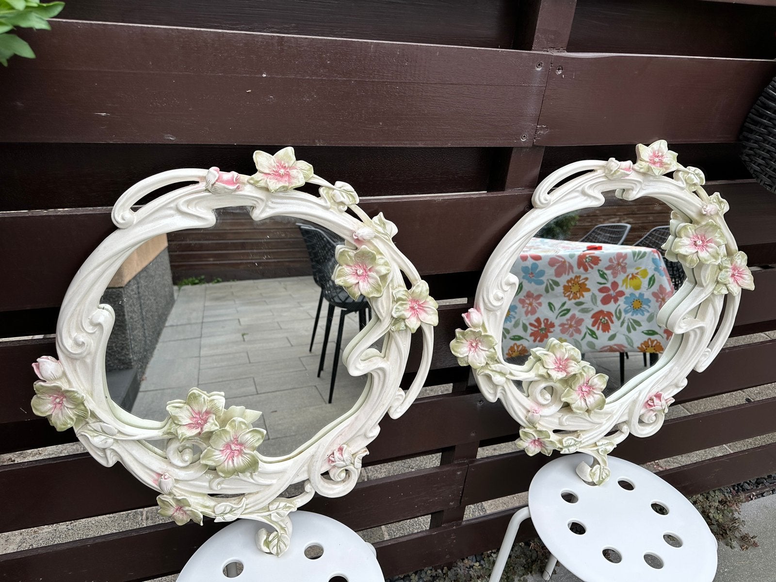 Decoratieve Spiegel met Sierlijke Bloemenlijst – Wit/Roze, Ophalen, Zo goed als nieuw, Minder dan 100 cm, Overige vormen