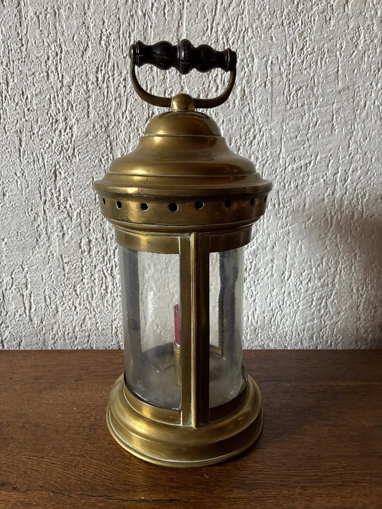 Antieke messing bedieningslamp processielantaarn, Ophalen