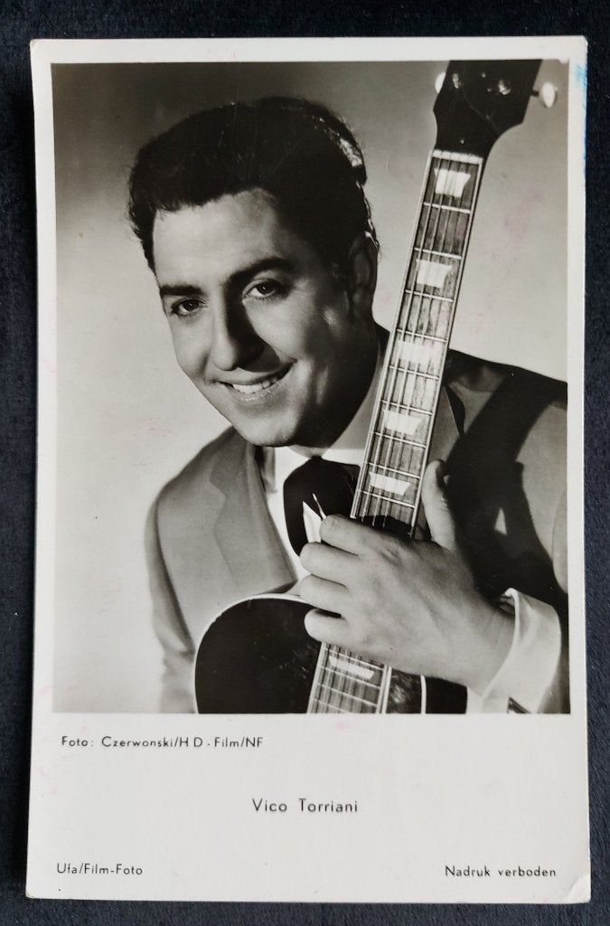 echte foto kaart : vico torriani, Verzamelen, Muziek, Artiesten en Beroemdheden, Ophalen of Verzenden, Zo goed als nieuw, Foto of Kaart