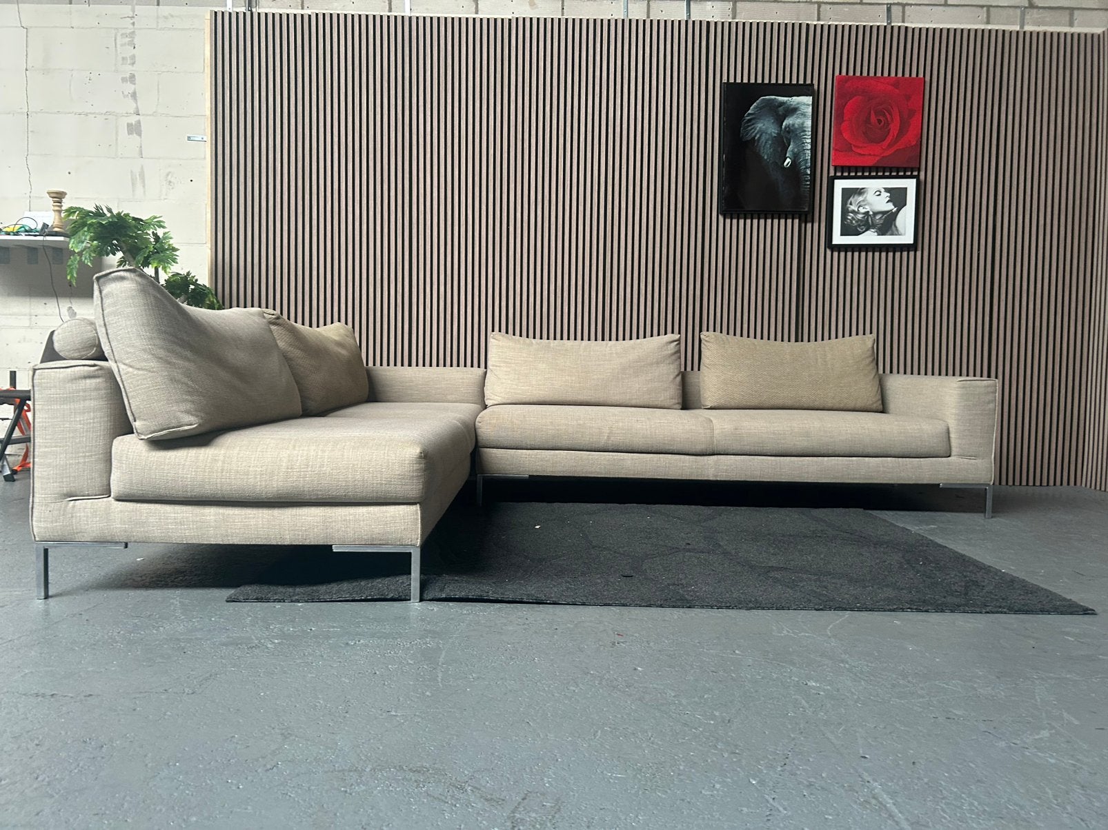 GRATIS LEVERING Design on Stock Aikon Bank 330X250 GEREINIGD