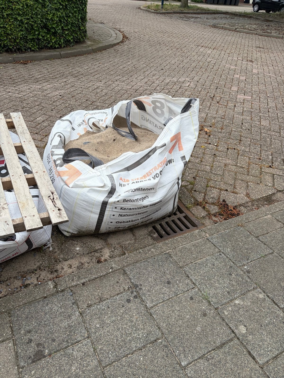Hratis afhalen Big bag met straatzand / ophoogzand, Ophalen of Verzenden, Gebruikt, Straatzand