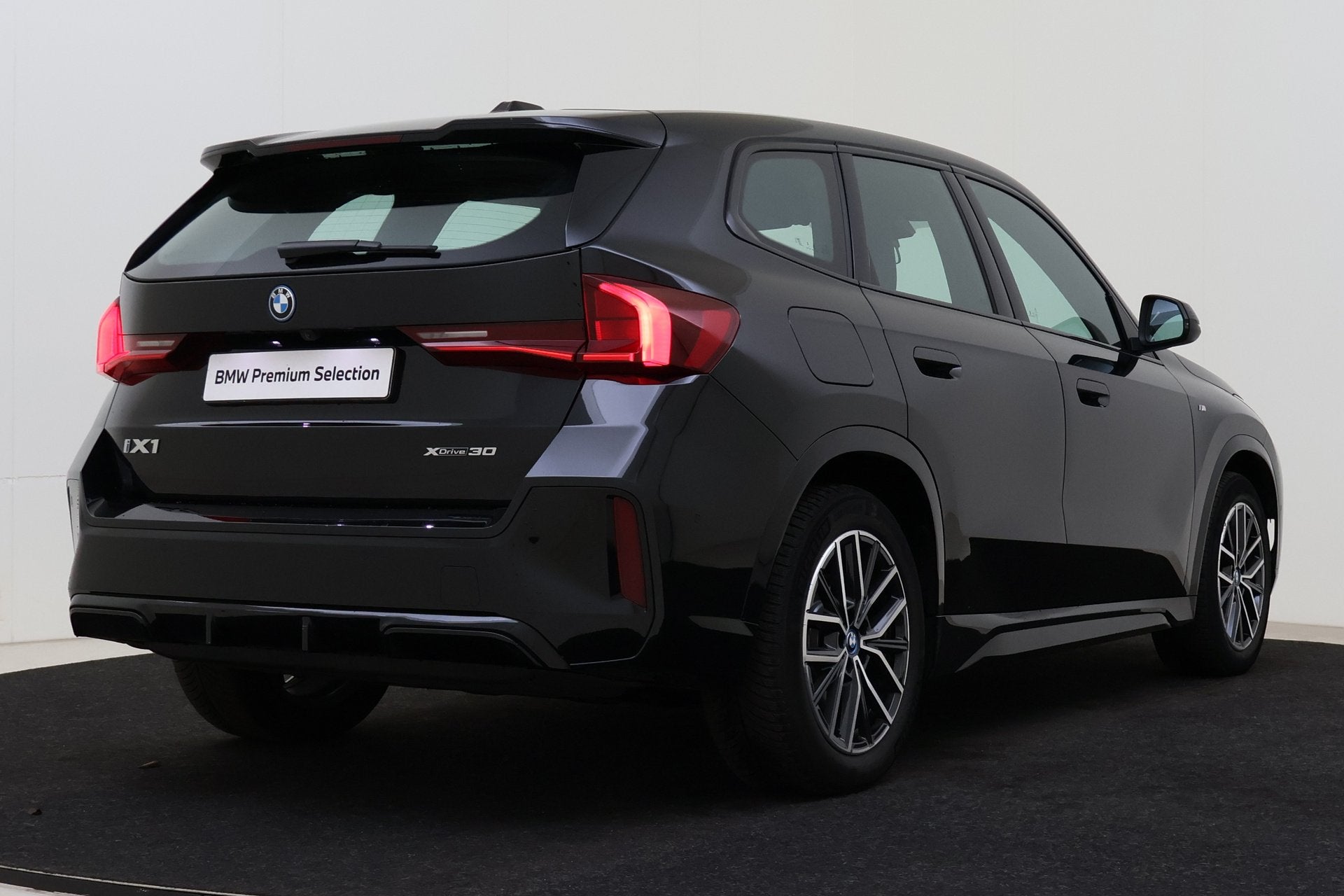 BMW iX1 xDrive30 M Sport / Sportstoelen / Achteruitrijcamera, Auto's, Gebruikt, Met garantie (alle), 24 min, Zwart