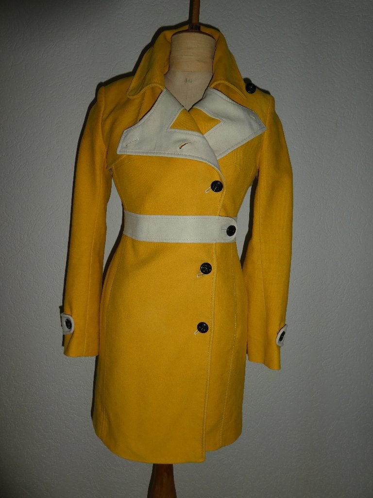 Karen Millen trenchcoat jas maat 34 zonnebloemgeel crème, Karen Millen, Verzenden, Geel, Zo goed als nieuw