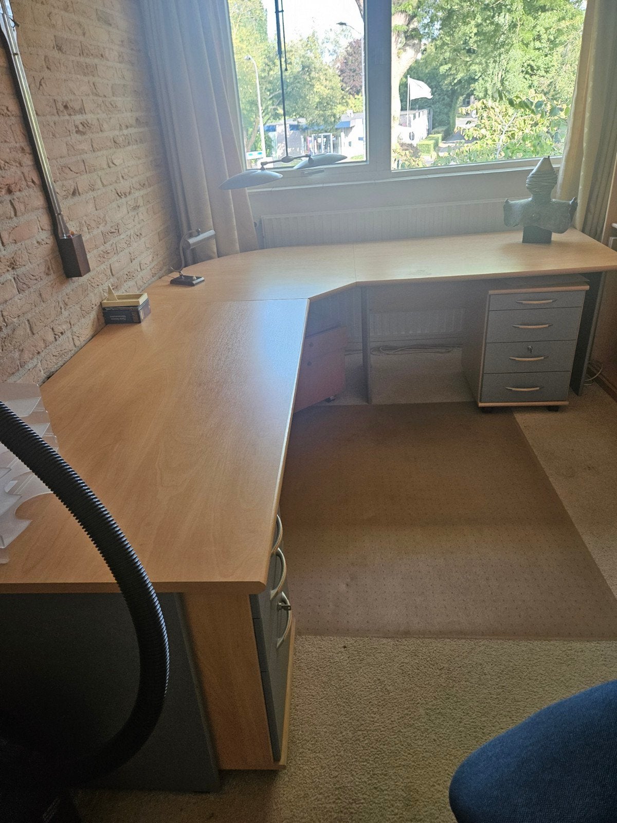 gratis op te halen groot bureau met kasten