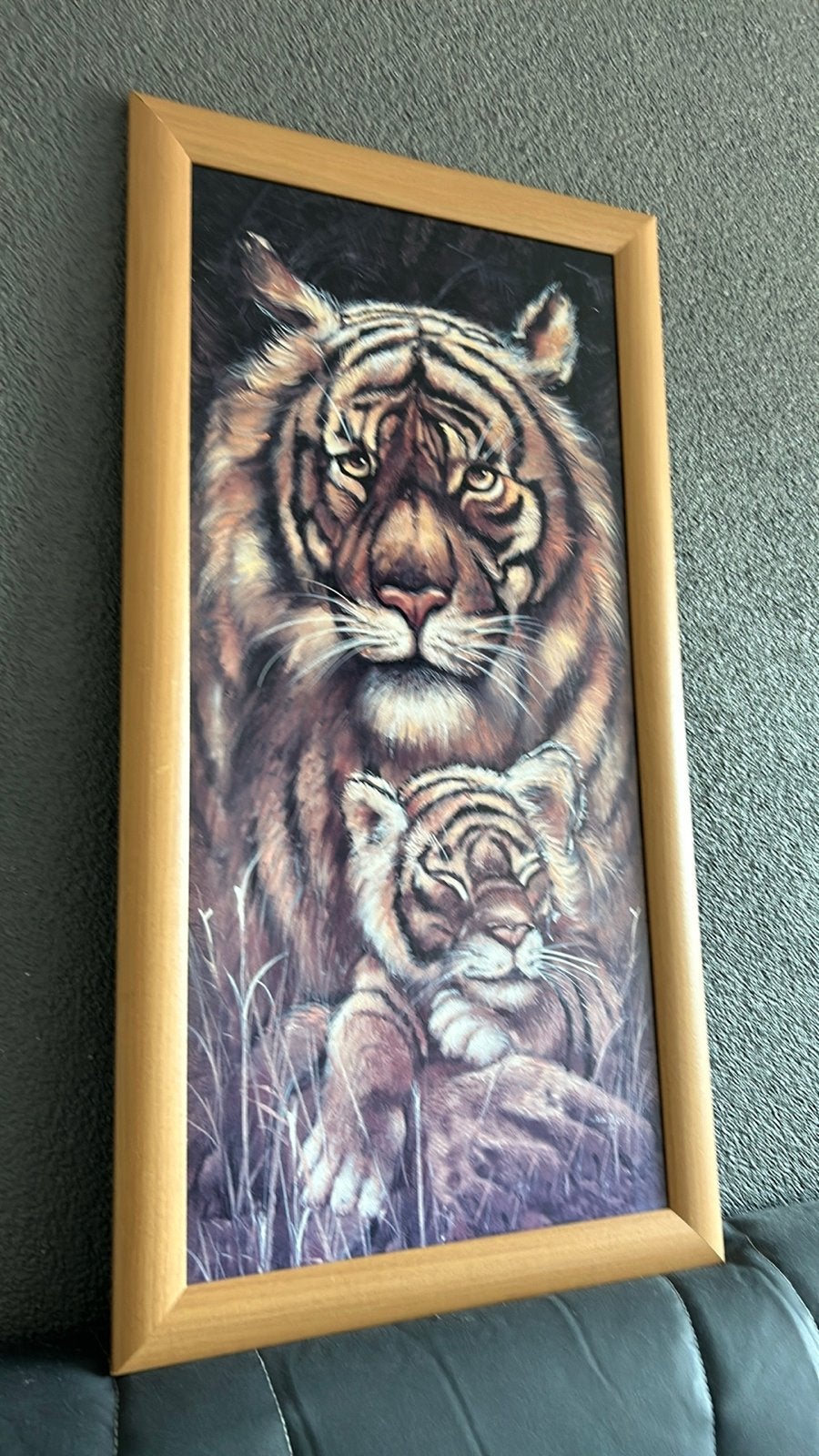 Schilderij Tijger met Welp - Realistisch en Ingelijst, Doek, Realistisch, Dieren, Ophalen of Verzenden