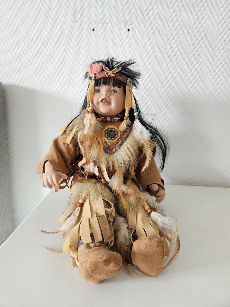 Porseleinen pop in indianenkleding, Ophalen, Zo goed als nieuw, Overige typen