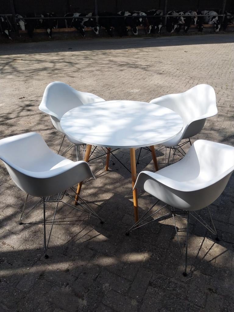 Ronde tafel met 4 witte stoelen zo goed als nieuw, Ophalen of Verzenden