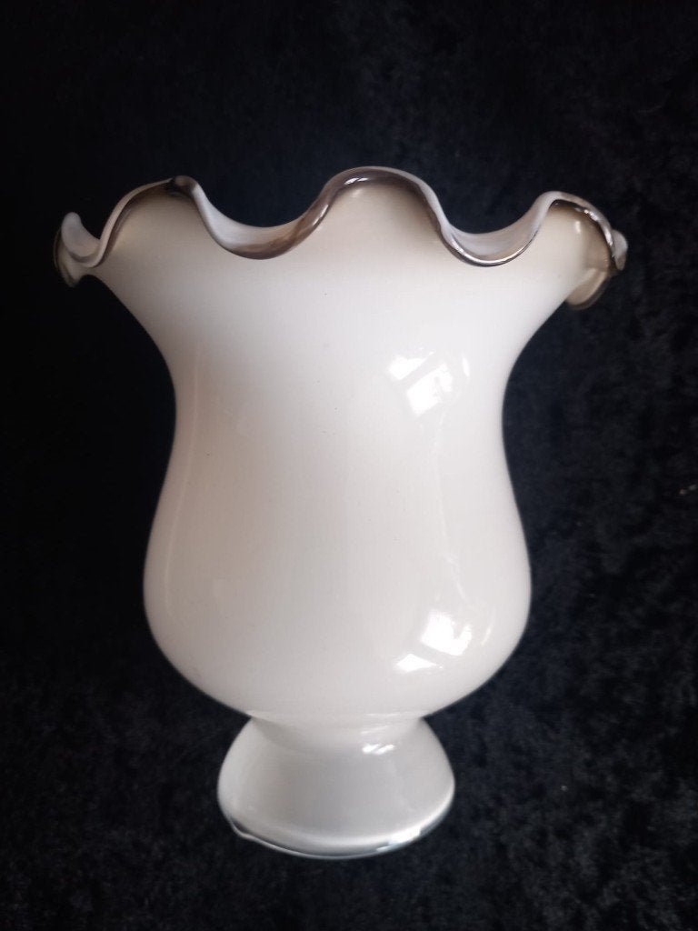 antiek lampenkapje van wit opaline glas met schulprand, Ophalen of Verzenden