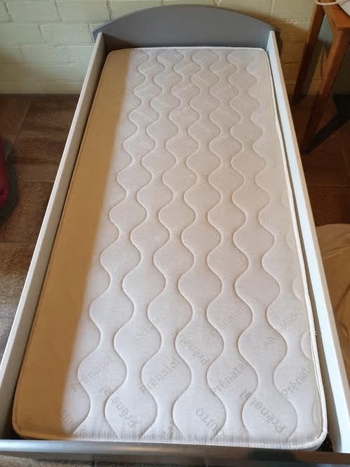 Peuter bed wit/zilver met lattenbodem en matras, Kinderen en Baby's, Kinderkamer | Bedden, Gebruikt, 70 tot 85 cm, 140 tot 160 cm