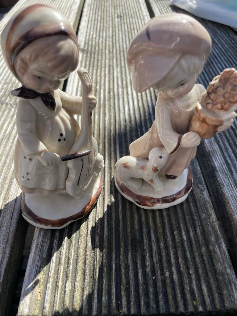 Twee kleine beeldjes: meisje met cello en meisje met hondje, Verzamelen, Beelden en Beeldjes, Ophalen of Verzenden, Gebruikt, Mens