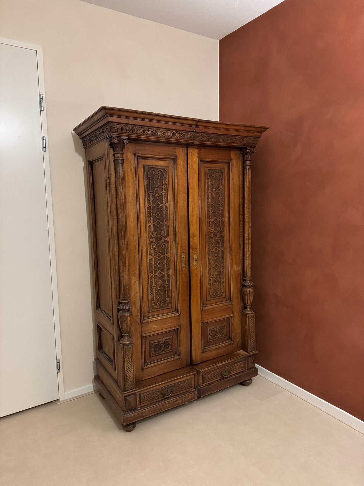 Antieke Kledingkast met Gedetailleerd Houtsnijwerk, Antiek en Kunst, Ophalen