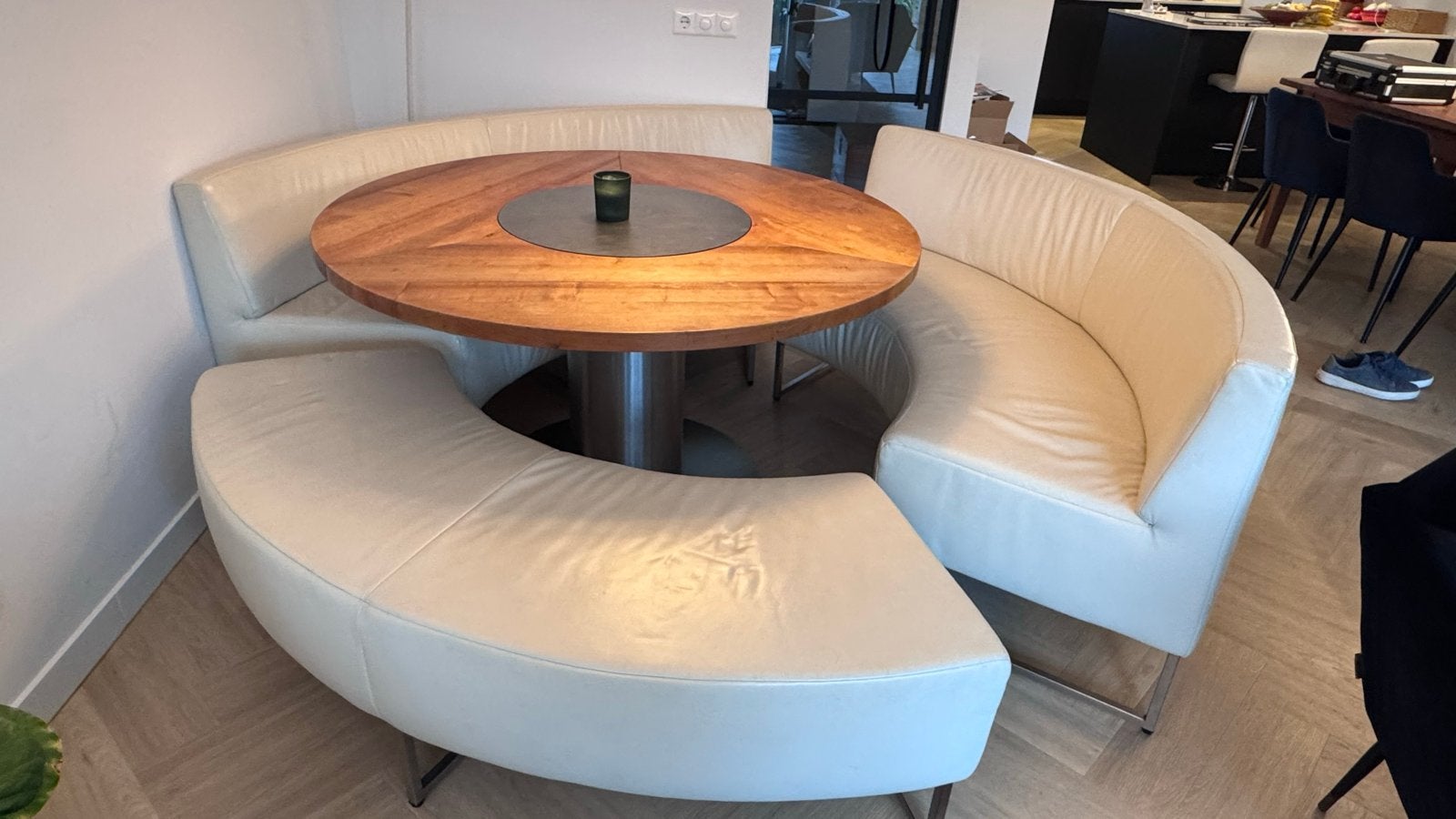Ronde tafel met 3 witleren banken, zeer goed onderhouden, Ophalen, Hout, Zo goed als nieuw, 200 tot 250 cm
