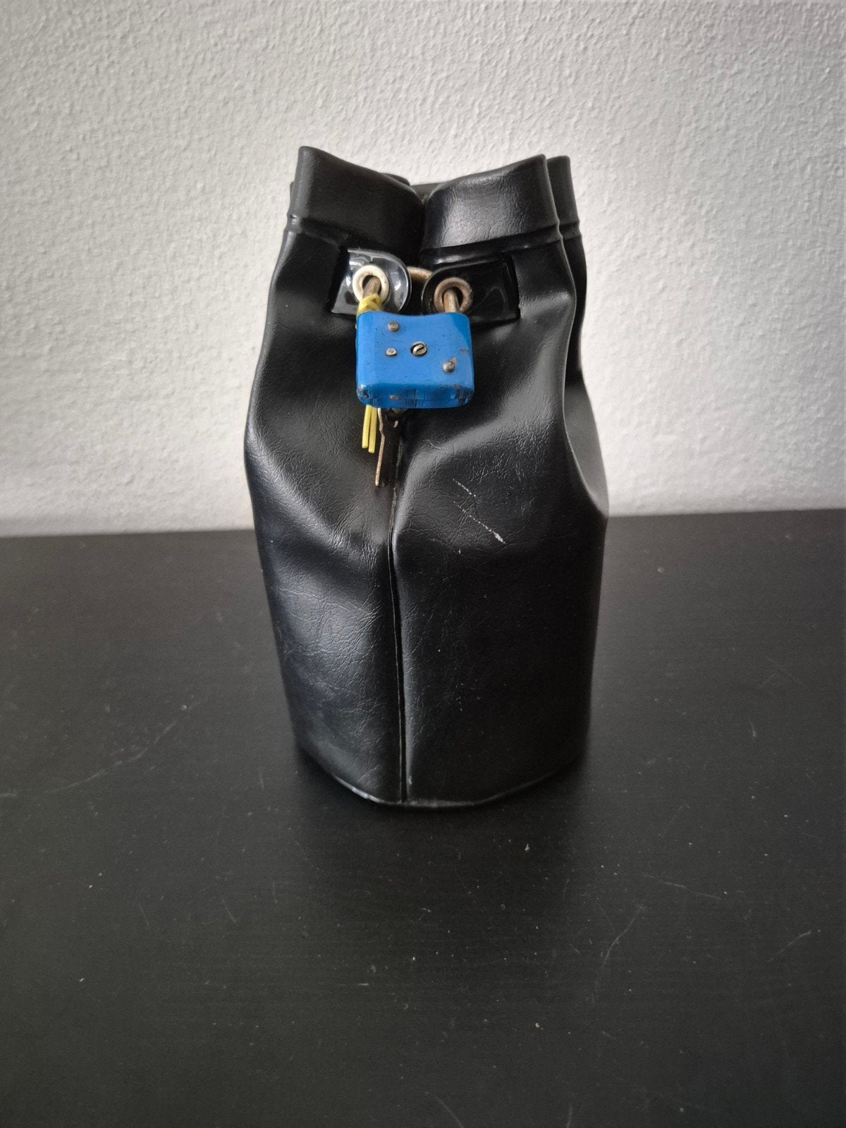 Zwart leren geldzakje met slotje - decoratie/spaarpot, Ophalen of Verzenden, Gebruikt