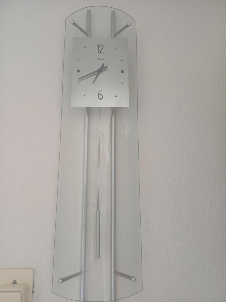 Moderne glazen wandklok van AMS, Huis en Inrichting, Ophalen of Verzenden, Gebruikt, Wandklok