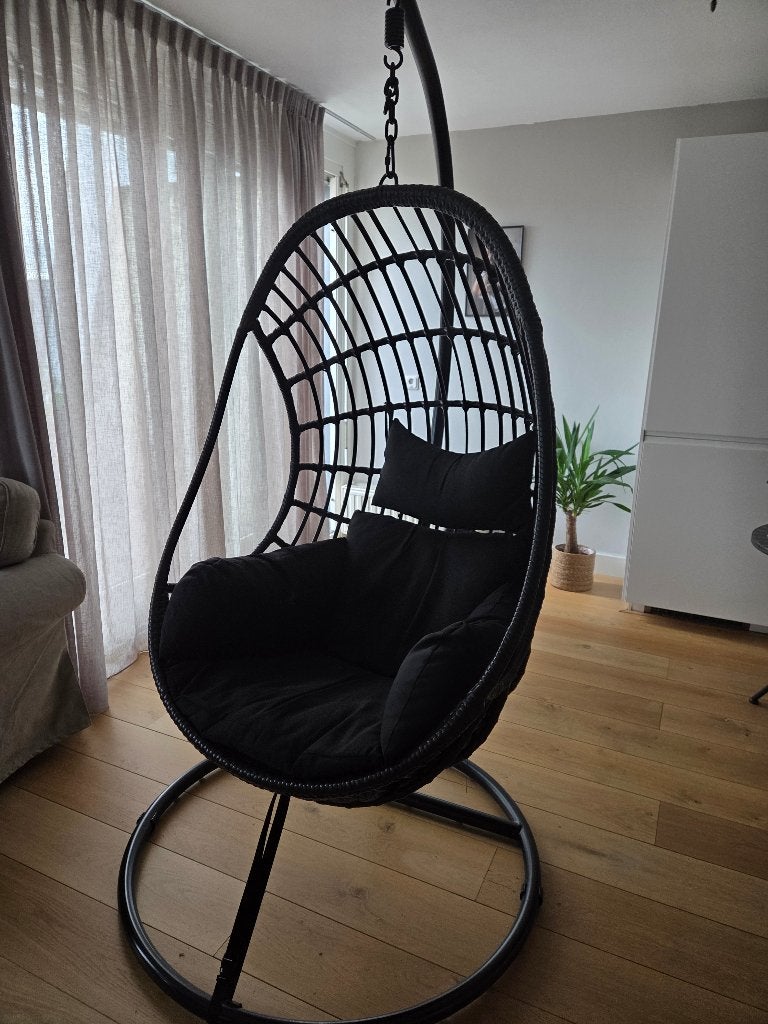 Comfortabele zwarte hangstoel met standaard, Tuin en Terras, Tuinstoelen, Ophalen, Zo goed als nieuw, Wicker