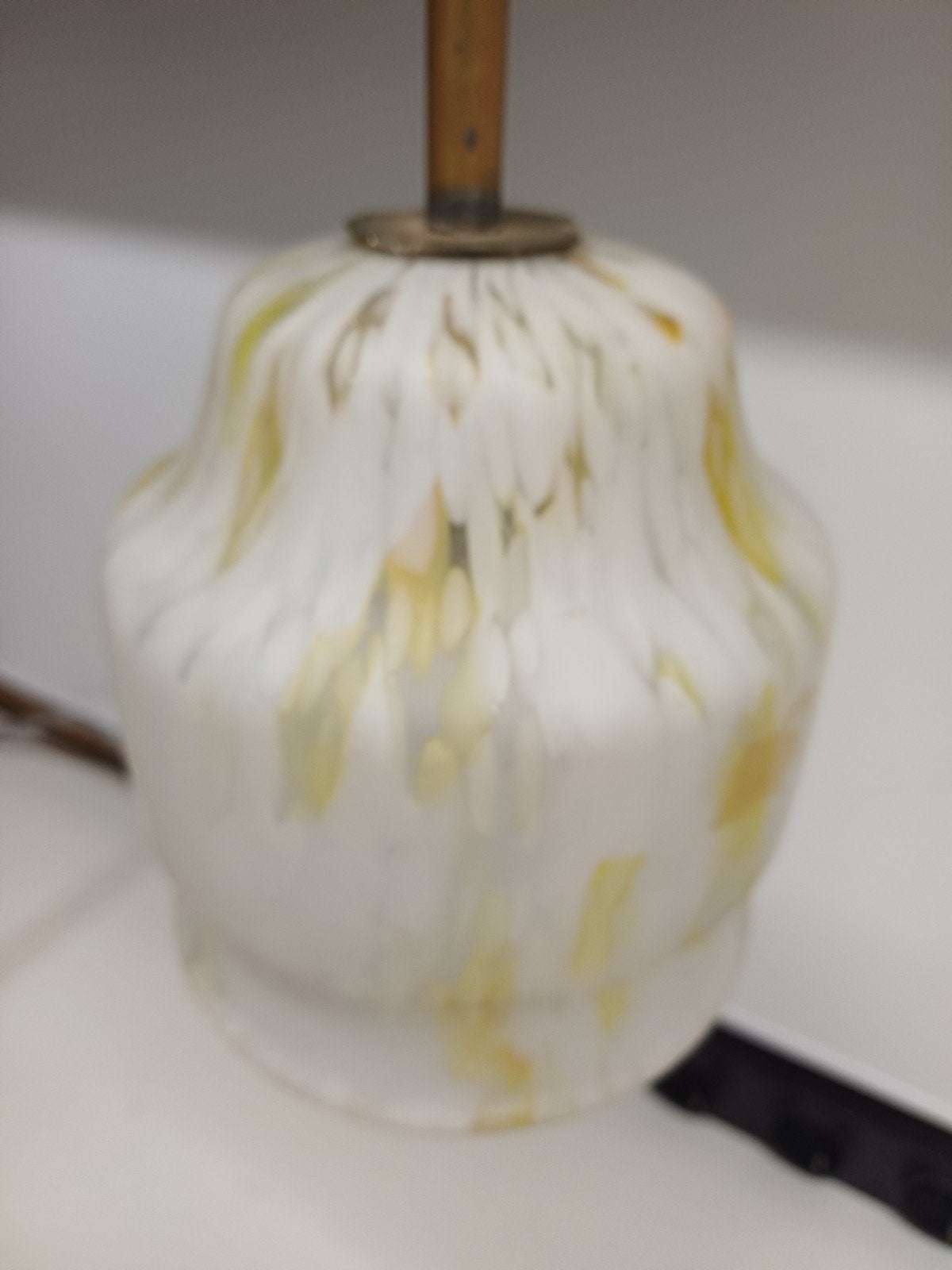 Antieke glazen hallamp met spatter kap en messing beslag, Antiek en Kunst, Ophalen of Verzenden