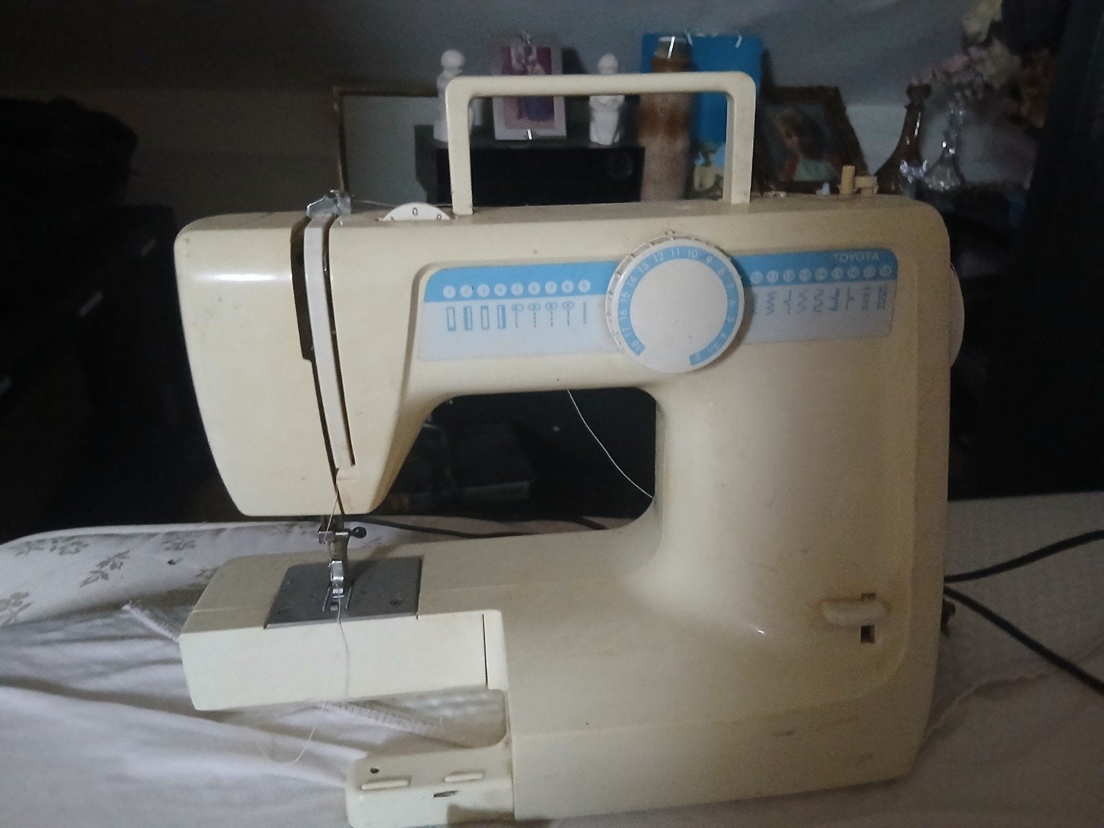 Toyota Naaimachine - Gebruikt maar functioneel, Hobby en Vrije tijd, Naaimachines en Toebehoren, Ophalen of Verzenden, Gebruikt