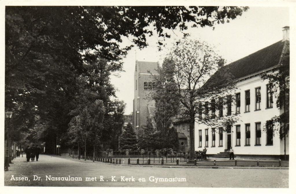 Assen, Dr. Nassaulaan met R.K. Kerk en Gymnasium - ongelopen, Ophalen of Verzenden, 1940 tot 1960, Ongelopen, Drenthe
