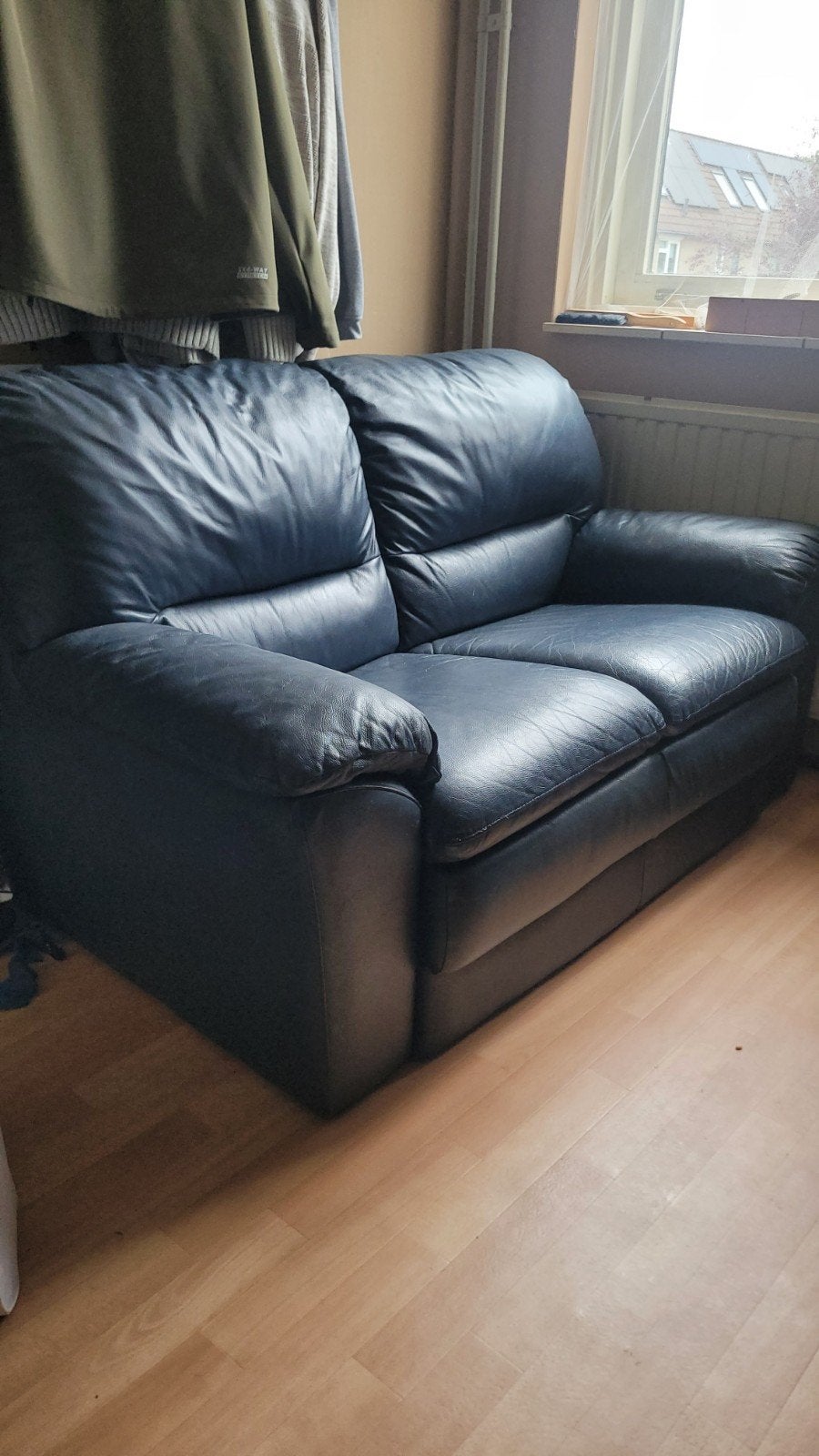 Comfortabele donkerblauwe leren tweezitsbank, Huis en Inrichting, Ophalen, Gebruikt, 150 tot 200 cm, Tweepersoons