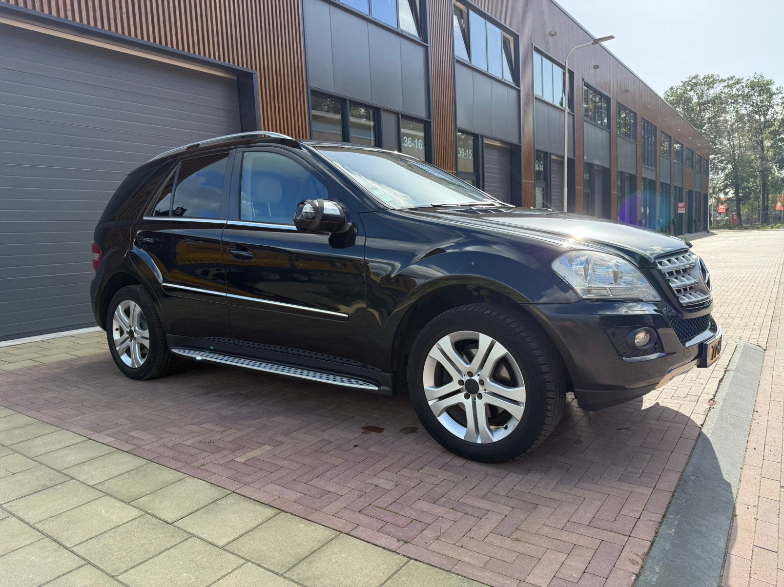 Mercedes-Benz M-Klasse 3.0 CDI Ml350 4MATIC AUT 2010 Zwart, Auto's, Automaat, Beige, 255 €/maand, Bedrijf