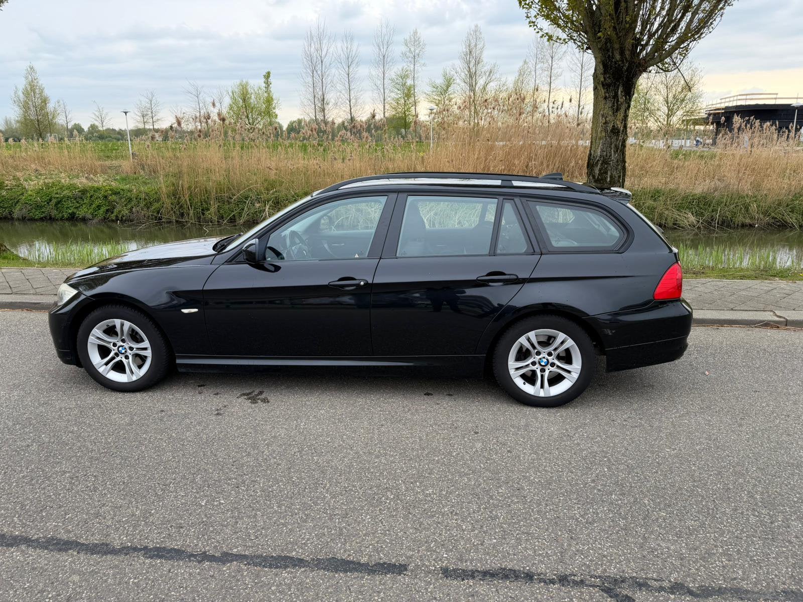 BMW 3-Serie 2.0 318 I Touring 105KW 2009 Zwart, Auto's, BMW, Achterwielaandrijving, Zwart, Origineel Nederlands, Handgeschakeld