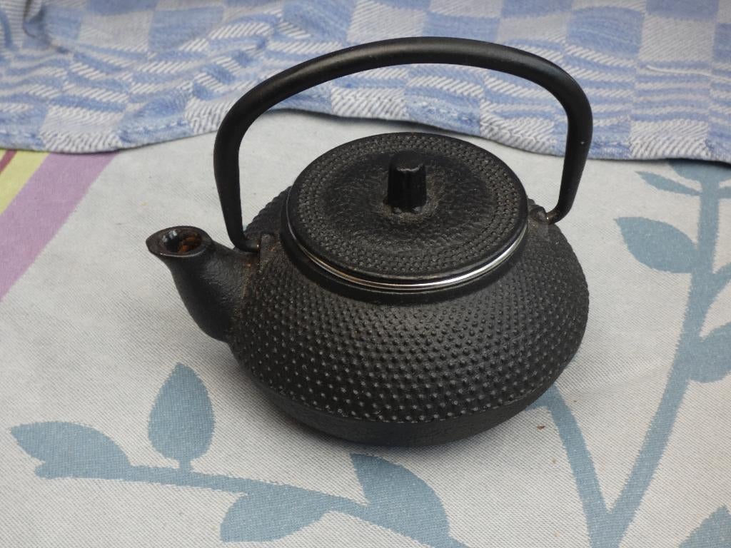 theepot/ gietijzeren theepotje/ theekan met zeef, Theepot/fluitketel, Ophalen of Verzenden, Zo goed als nieuw, Zwart