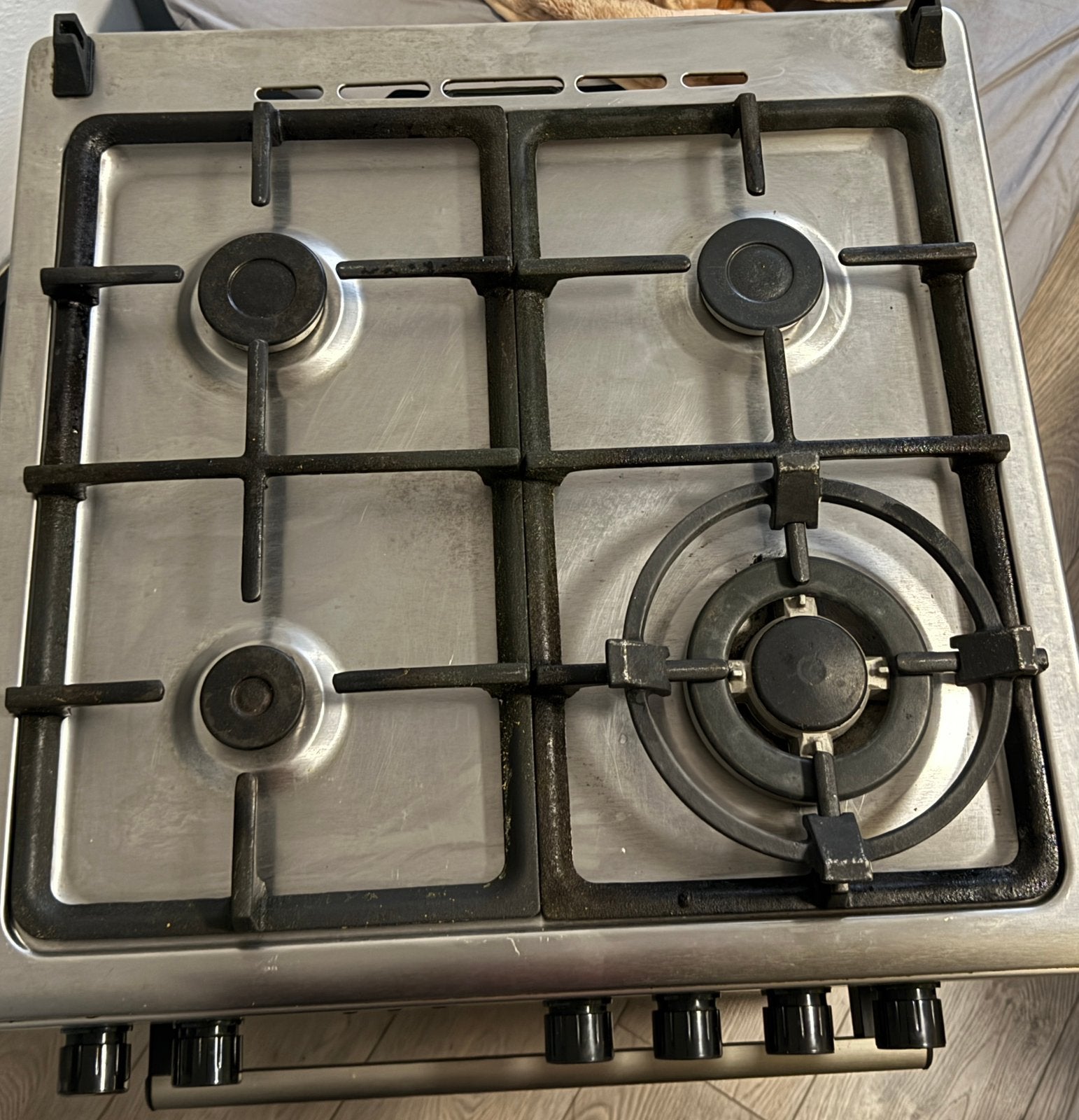 Koenic KFC 24426 FS Gasfornuis met Oven  Zilver / RVS - I, Zo goed als nieuw, Gas, Vrijstaand, 4 kookzones