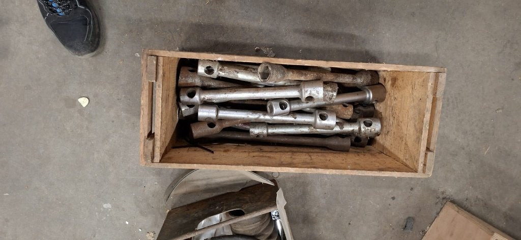 Kist met Toyota wielsleutels, Ophalen