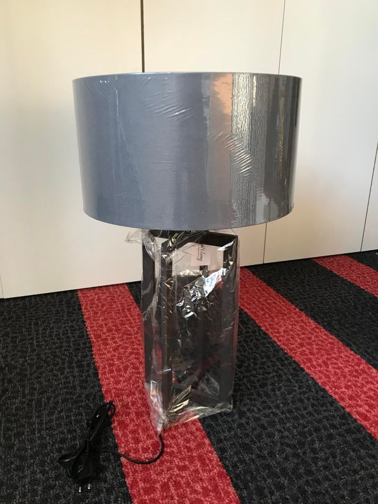 Nieuwe Tafellamp Light & Living met Grijze Kap, Huis en Inrichting, Lampen | Tafellampen, Ophalen, Nieuw, Stof, 50 tot 75 cm