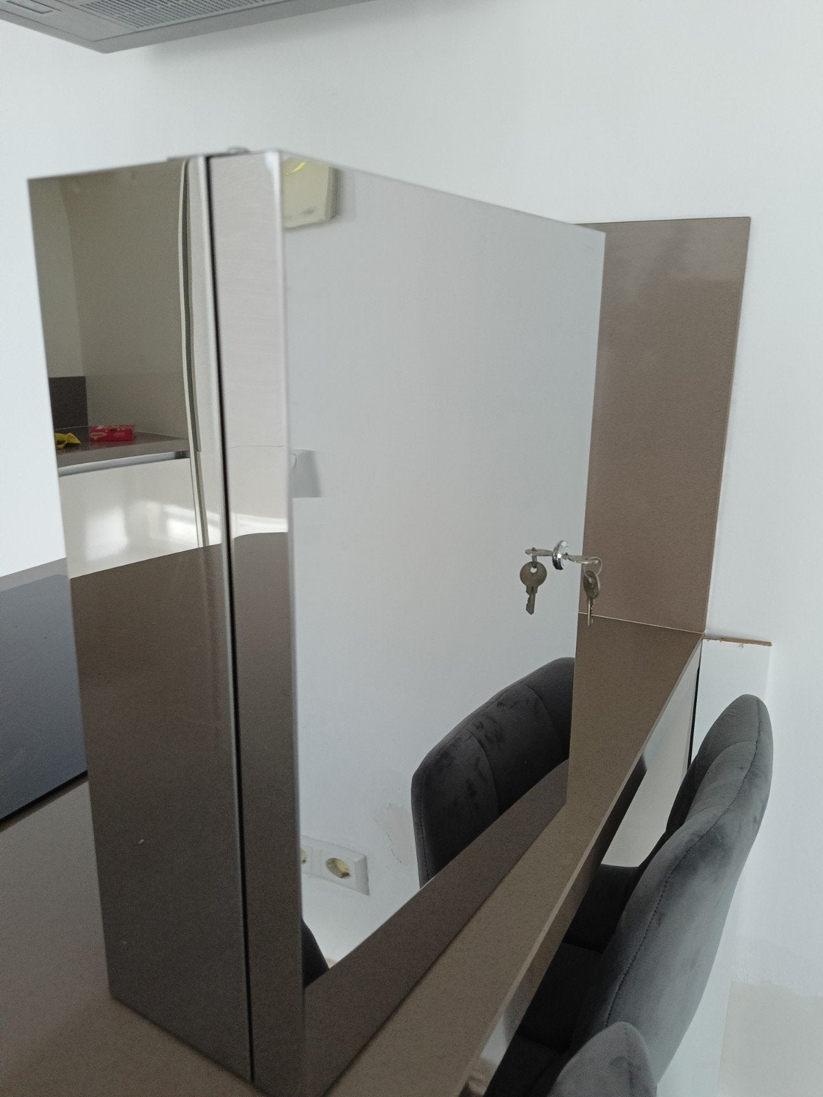 Ikea medicijnkastje atran met spiegeldeuren en slot, Ophalen, Gebruikt