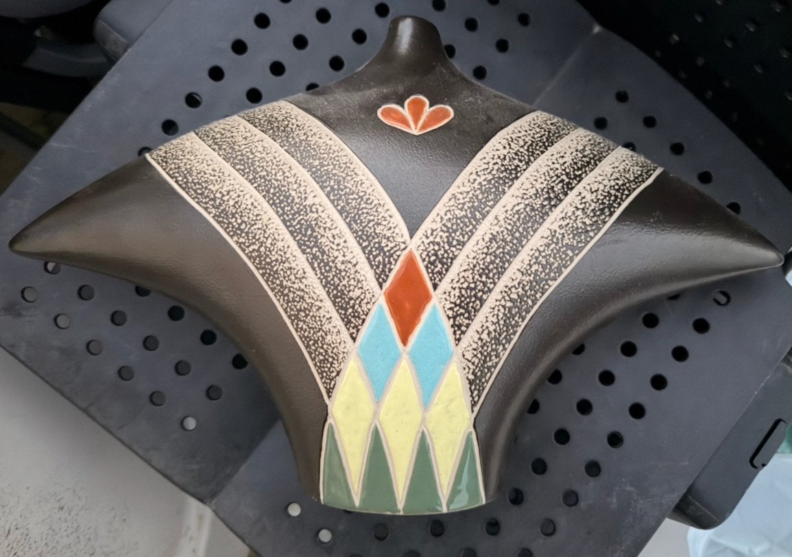 Unieke Dümler & Breiden wandconsole vaas geometrisch patroon, Antiek en Kunst, Antiek | Vazen, Verzenden