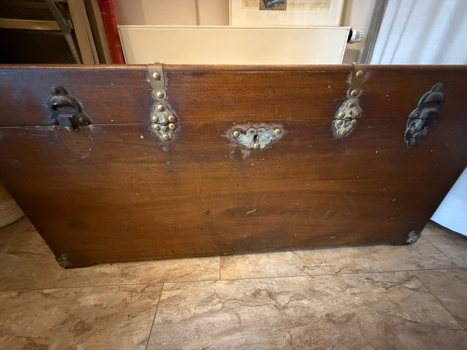 Antieke houten kist met metalen beslag, Ophalen