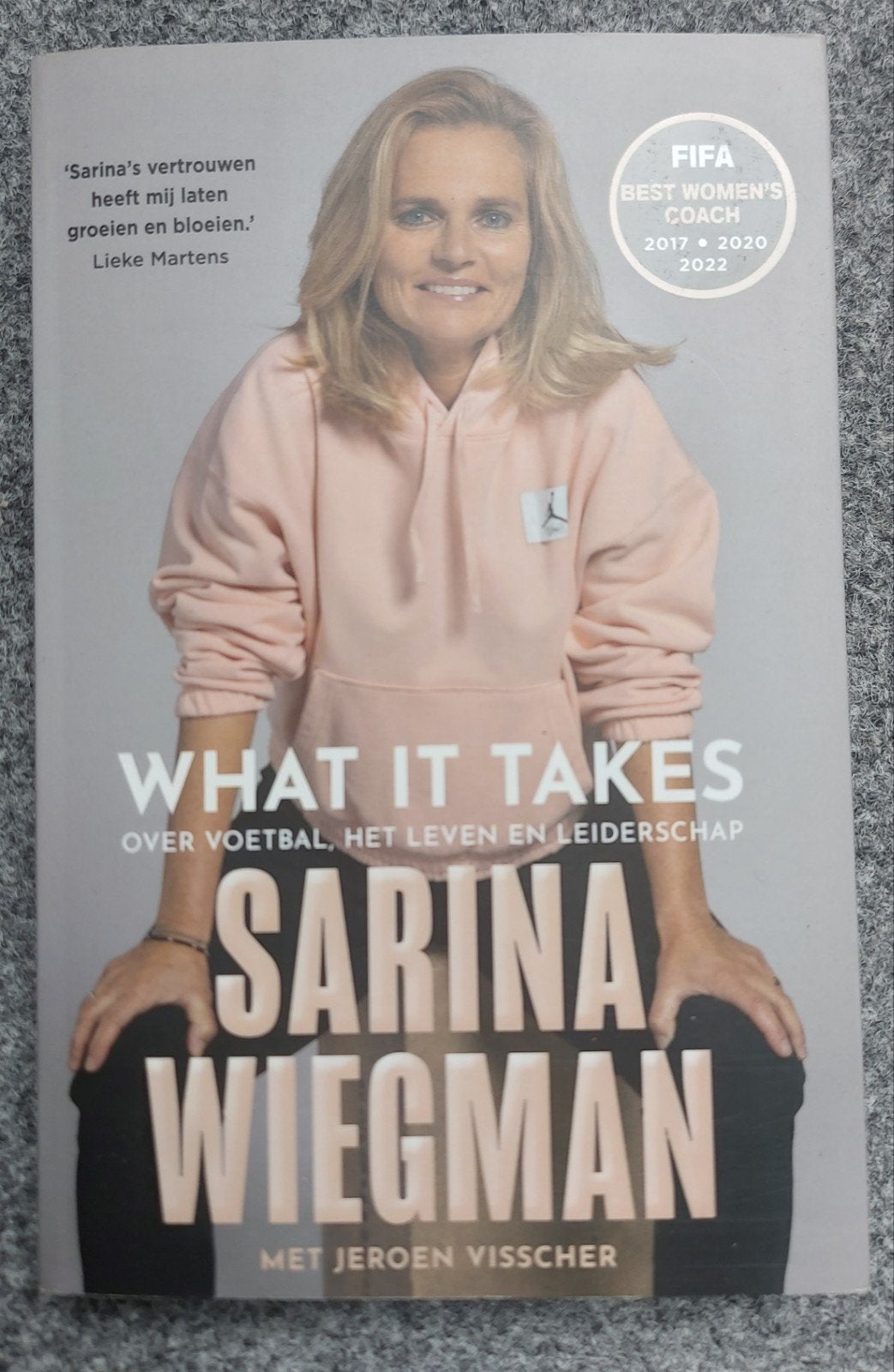 Sarina Wiegman - What It Takes, Sarina Wiegman; Jeroen Visscher, Ophalen of Verzenden, Zo goed als nieuw, Sport