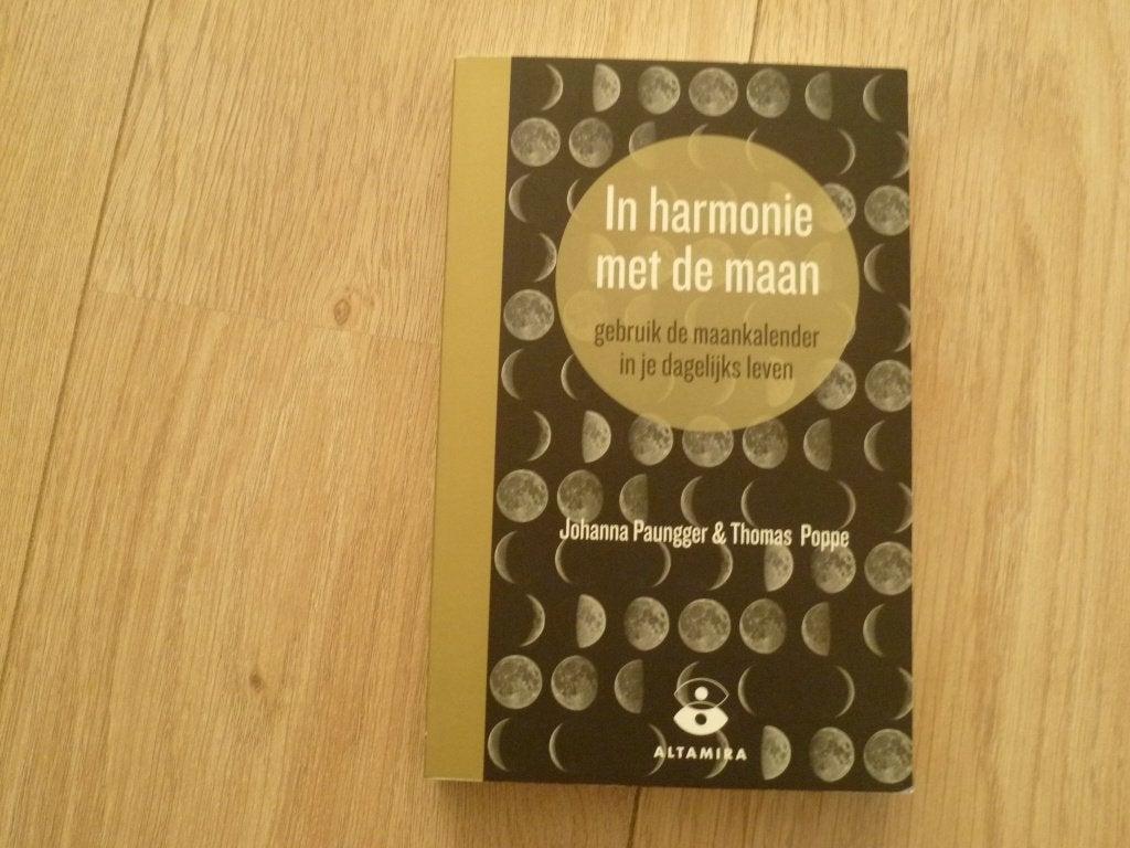 Johanna Paunggher - In harmonie met de maan, Ophalen of Verzenden, Zo goed als nieuw, Overige onderwerpen, Achtergrond en Informatie
