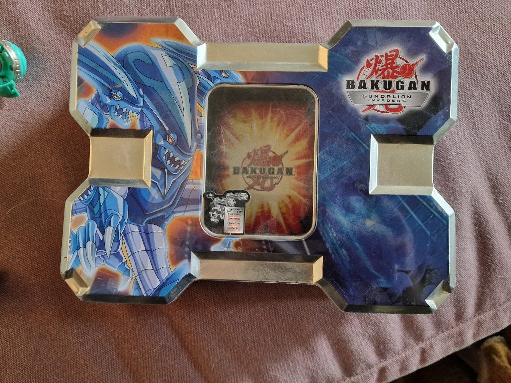 Bakugan gundalian invaders tin, kaarten en poppetjes, Ophalen, Gebruikt